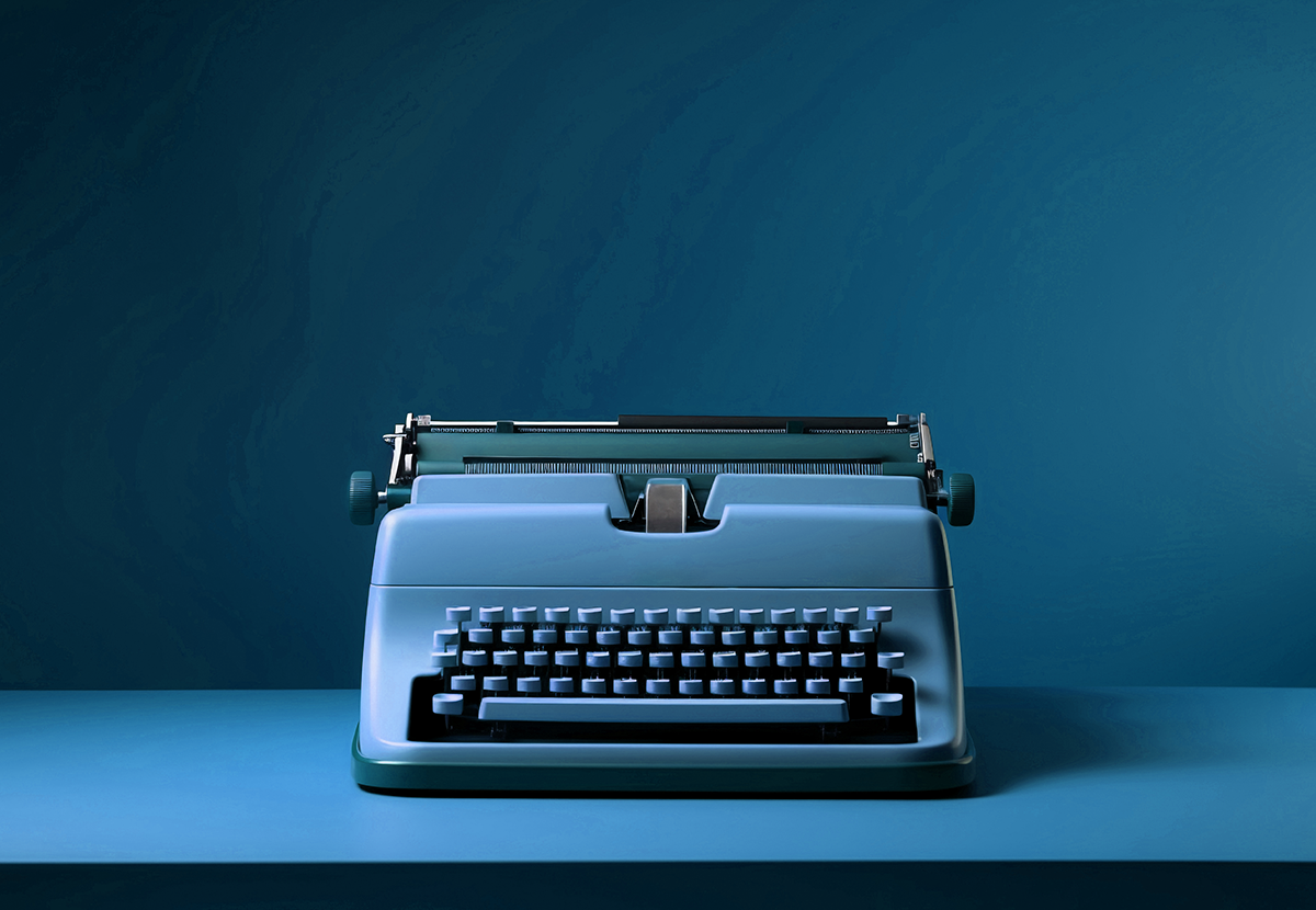 Eine alte Schreibmaschine in blauem Licht auf einem blauen Hintergrund mit leichten Verlauf
